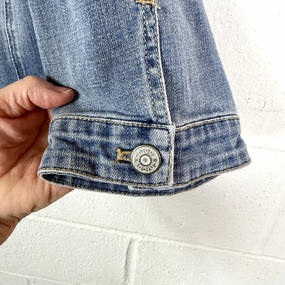Chico's Cropped Jean Trucker Jacket Boxy Frayed Stretch Layering Capsule Size L - Picture 4 of 10